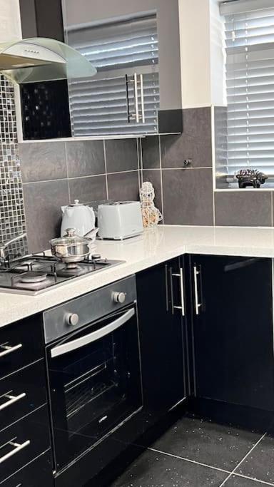 בילריקי Cheerful 3 Bedroom Townhouse With Free Parking. מראה חיצוני תמונה