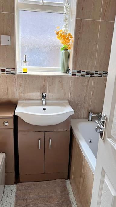 בילריקי Cheerful 3 Bedroom Townhouse With Free Parking. מראה חיצוני תמונה