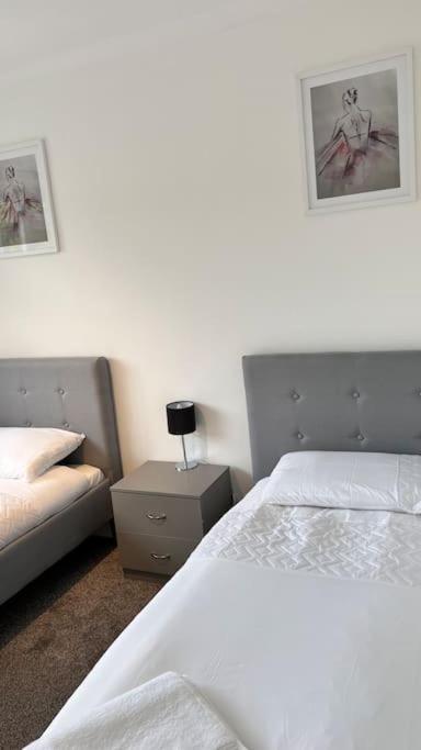בילריקי Cheerful 3 Bedroom Townhouse With Free Parking. מראה חיצוני תמונה