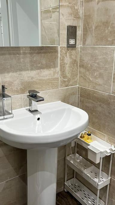 בילריקי Cheerful 3 Bedroom Townhouse With Free Parking. מראה חיצוני תמונה