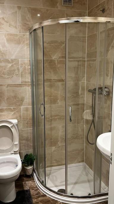 בילריקי Cheerful 3 Bedroom Townhouse With Free Parking. מראה חיצוני תמונה