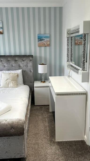 בילריקי Cheerful 3 Bedroom Townhouse With Free Parking. מראה חיצוני תמונה
