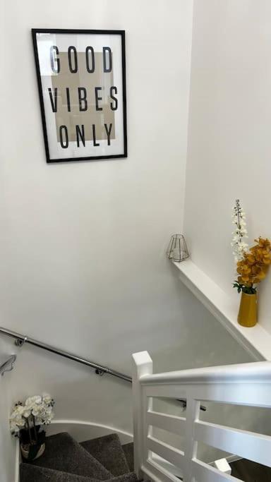 בילריקי Cheerful 3 Bedroom Townhouse With Free Parking. מראה חיצוני תמונה